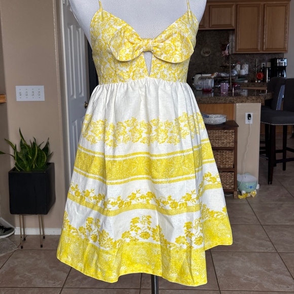 Alice + Olivia Dresses & Skirts - Alice+Olivia Yellow and white floral mini dress SIZE (4)